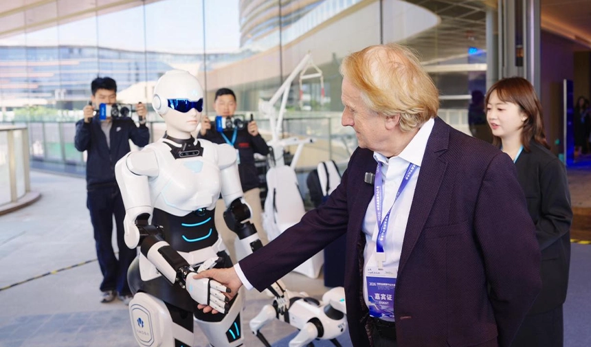 Robot Trafik Polisi Gerçek Hayatta Göreve Başladı